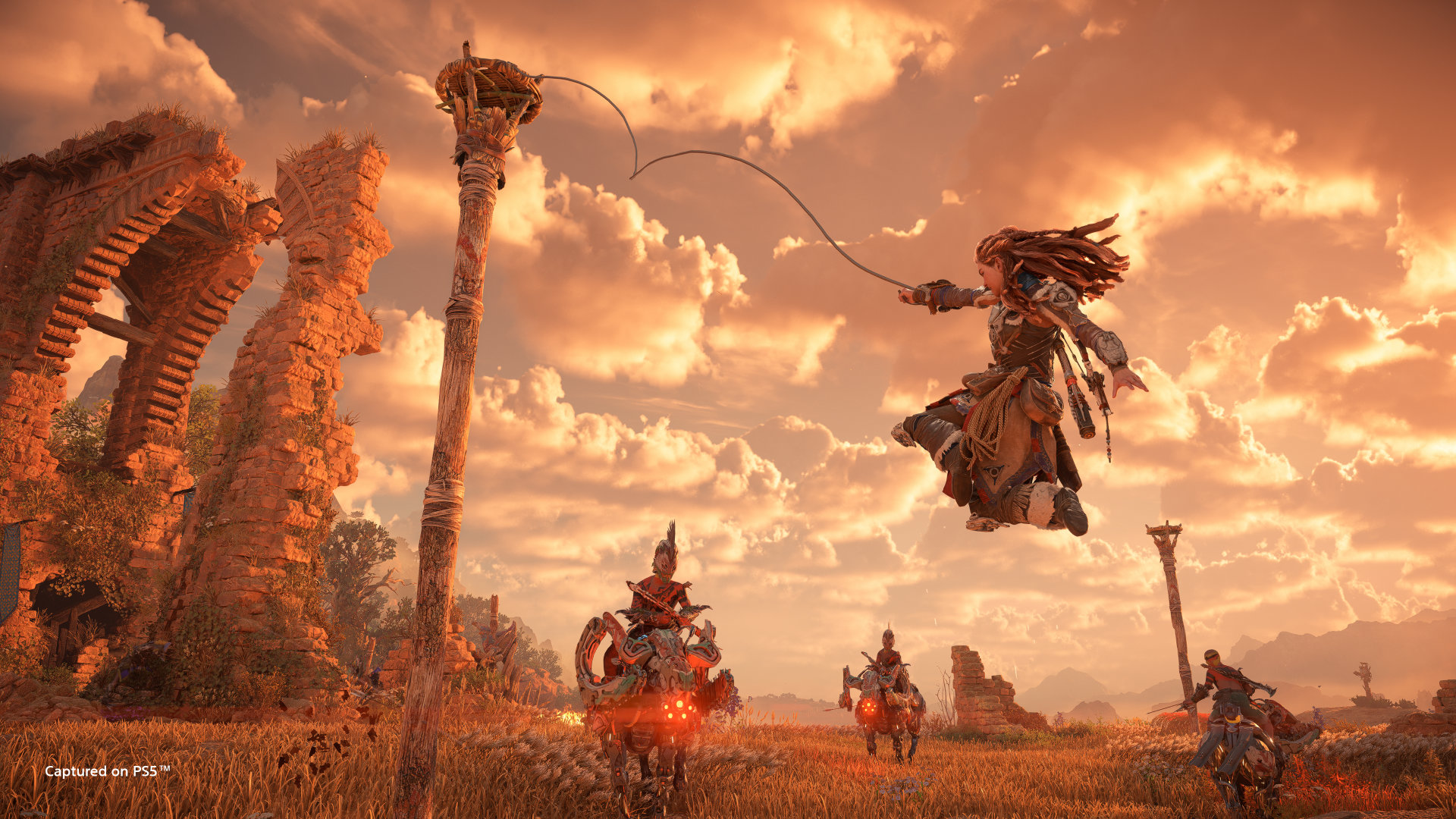 Horizon Forbidden West screenshot of Aloy using the Pullcaster to grapple to a post during combat.