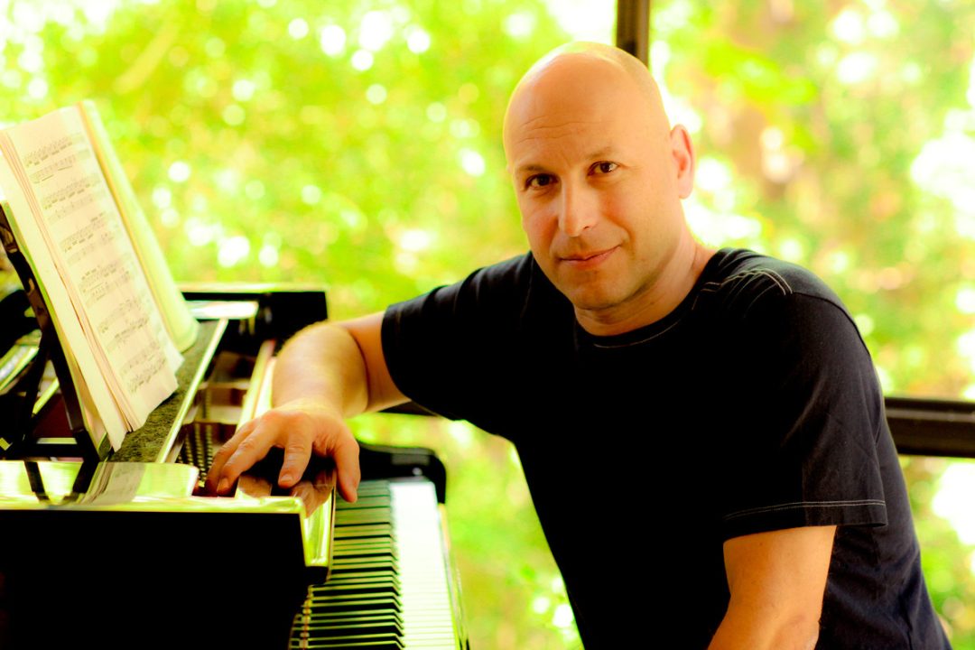 Inon Zur Photograph at Piano