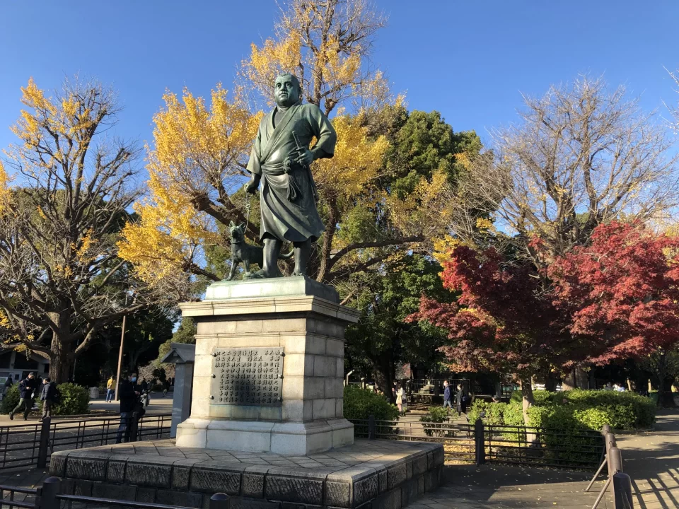 Photo of the statue of samurai SaigĆ Takamori and his dog, Tsun, in Ueno Park.
