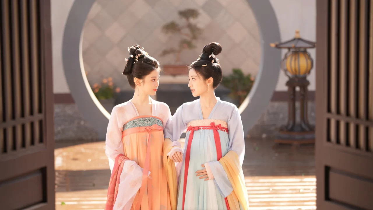 Road to Empress Ⅱ screenshot of two women walking the palace grounds with locked arms and talking.